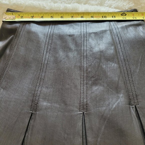 Danier Genuine Leather Skirt in size 2 - SOLD - Picture 5 of 11